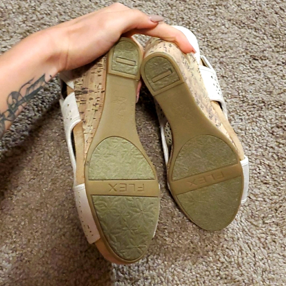Cream Wedges - Picture 3 of 3
